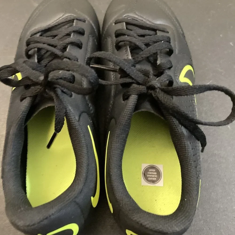 Nike Size 5.5Y Jr. Tiempo Legend 9 Club MG Soccer Cleats DA1331-070 Black Volt‎
